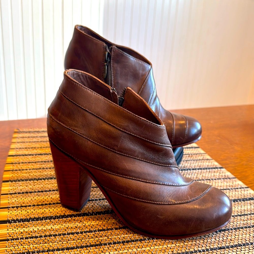 Fortress of Inca
Brown booties 
Sz 39 fits wide 
Leather